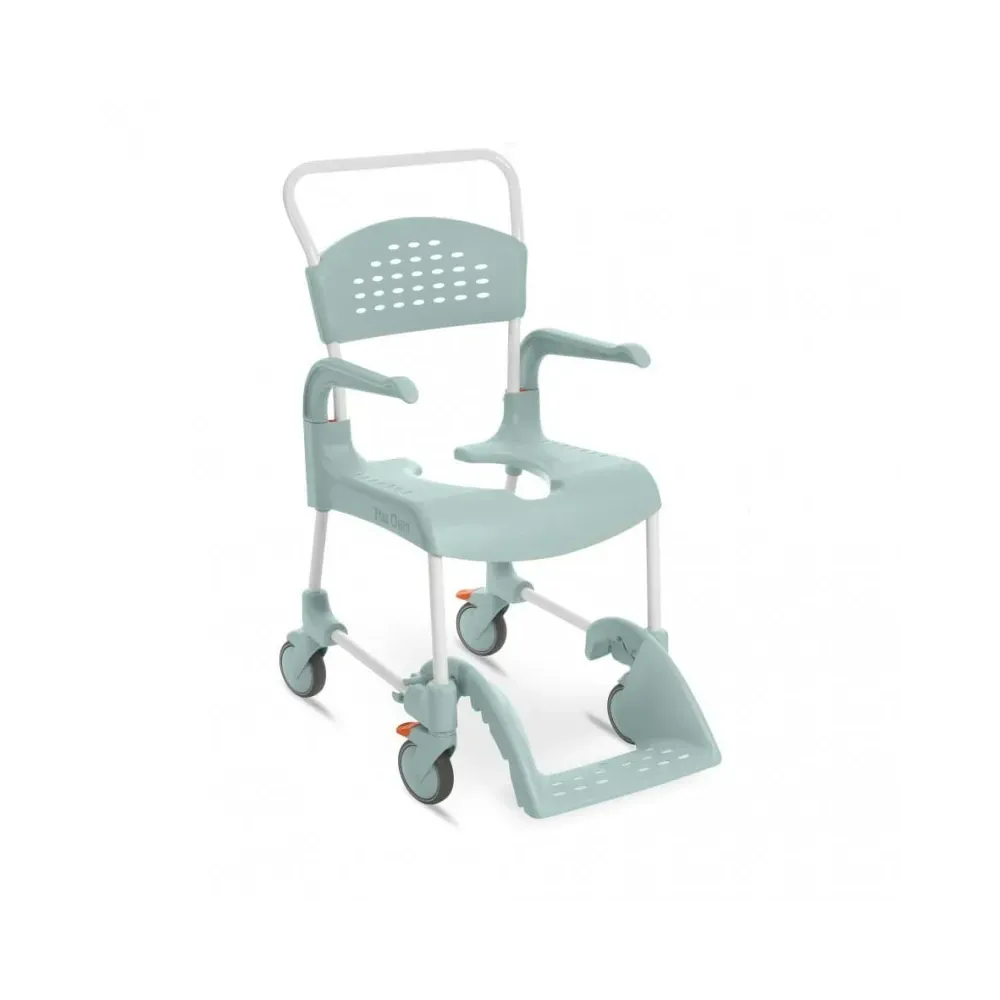Bain propre et chaise de toilettes