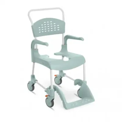 Bain propre et chaise de toilettes